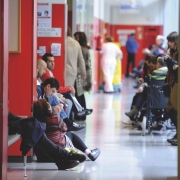 Personas esperan en una sala de espera en un hospital en Cantabria