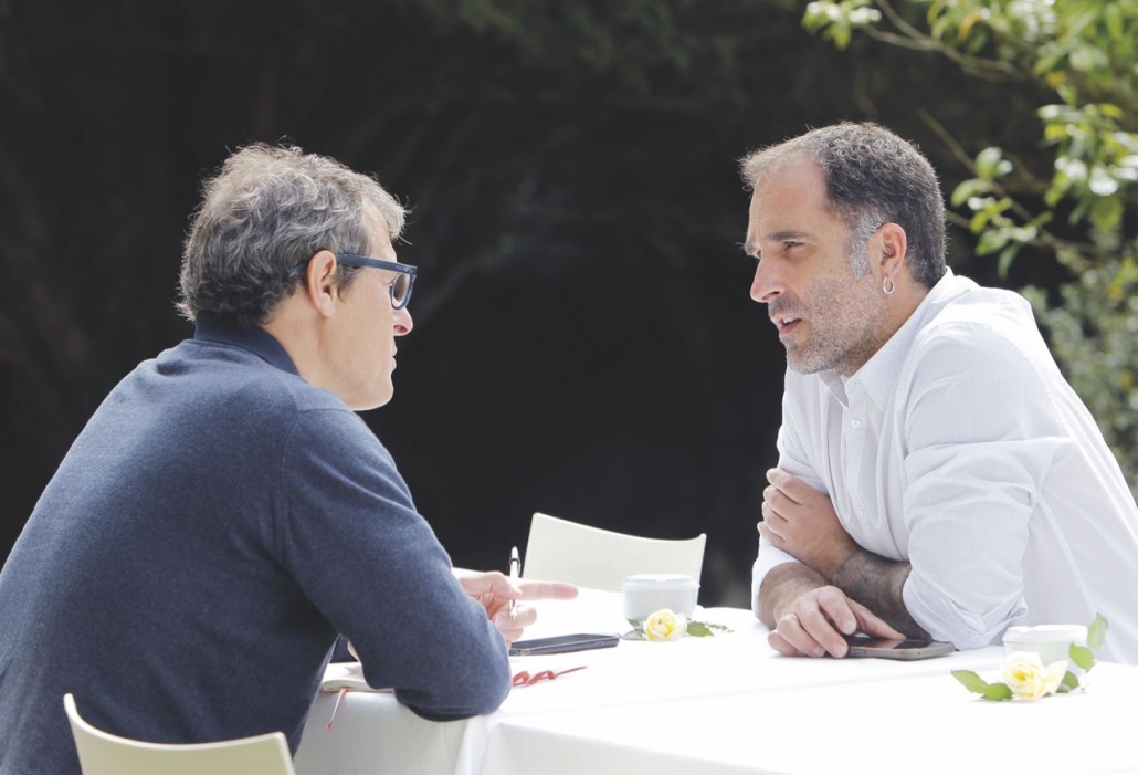 Un momento de la entrevista con el presidente de la Asociación de Empresarios de Campings de Cantabria. Foto: Nacho Cubero.